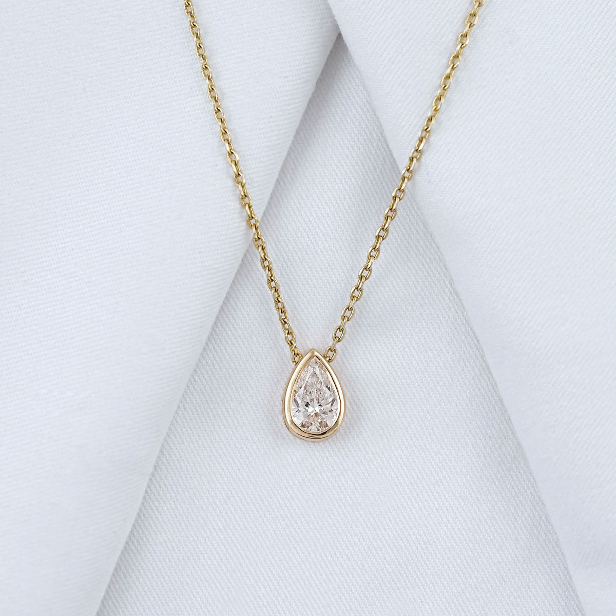 قلادة موسانيت بتصميم بير كت 1- - مراجعة Bezels Set Pendant وسعره